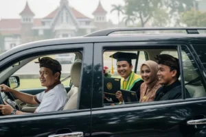 Orang Tua Datang ke Jogja? Ini Cara Sewa Mobil All In Termudah untuk Acara Wisuda & City Tour